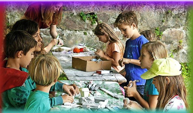 Kinder lernen von der Gemeinschaft und der Natur